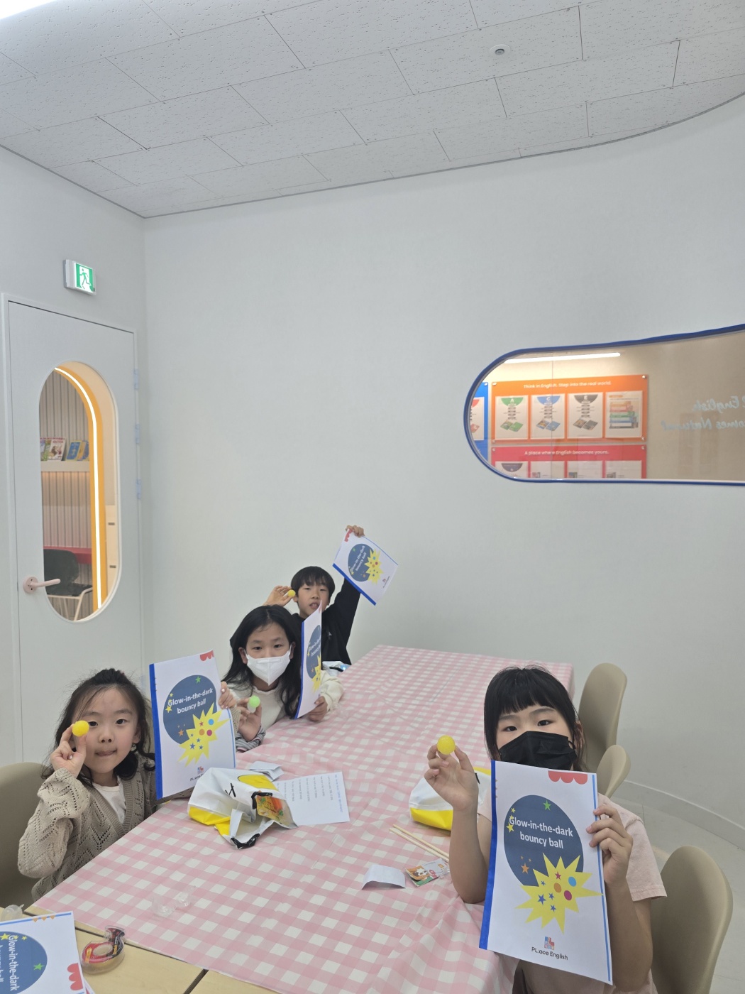 유치부 사이언스 ‘얼음 녹이기’ — 겨울에 가장 시각적인 영어 실험 — 플:에이스영어 한숲시티학원
