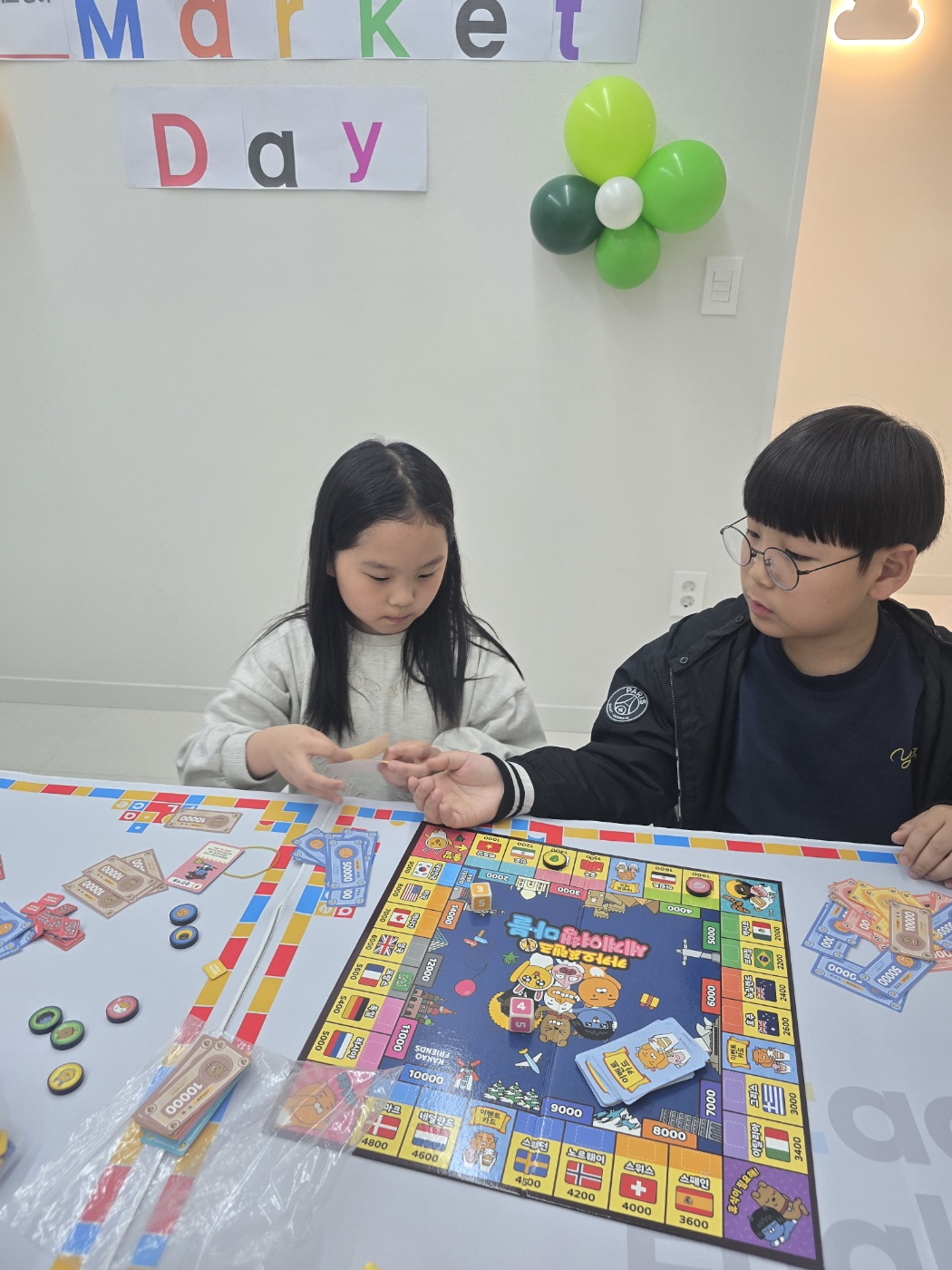 ‘Hansup Coin’ — 한숲시티영어학원 유치부 영어 마켓데이의 화폐 학습 시스템 — 플:에이스영어 한숲시티학원